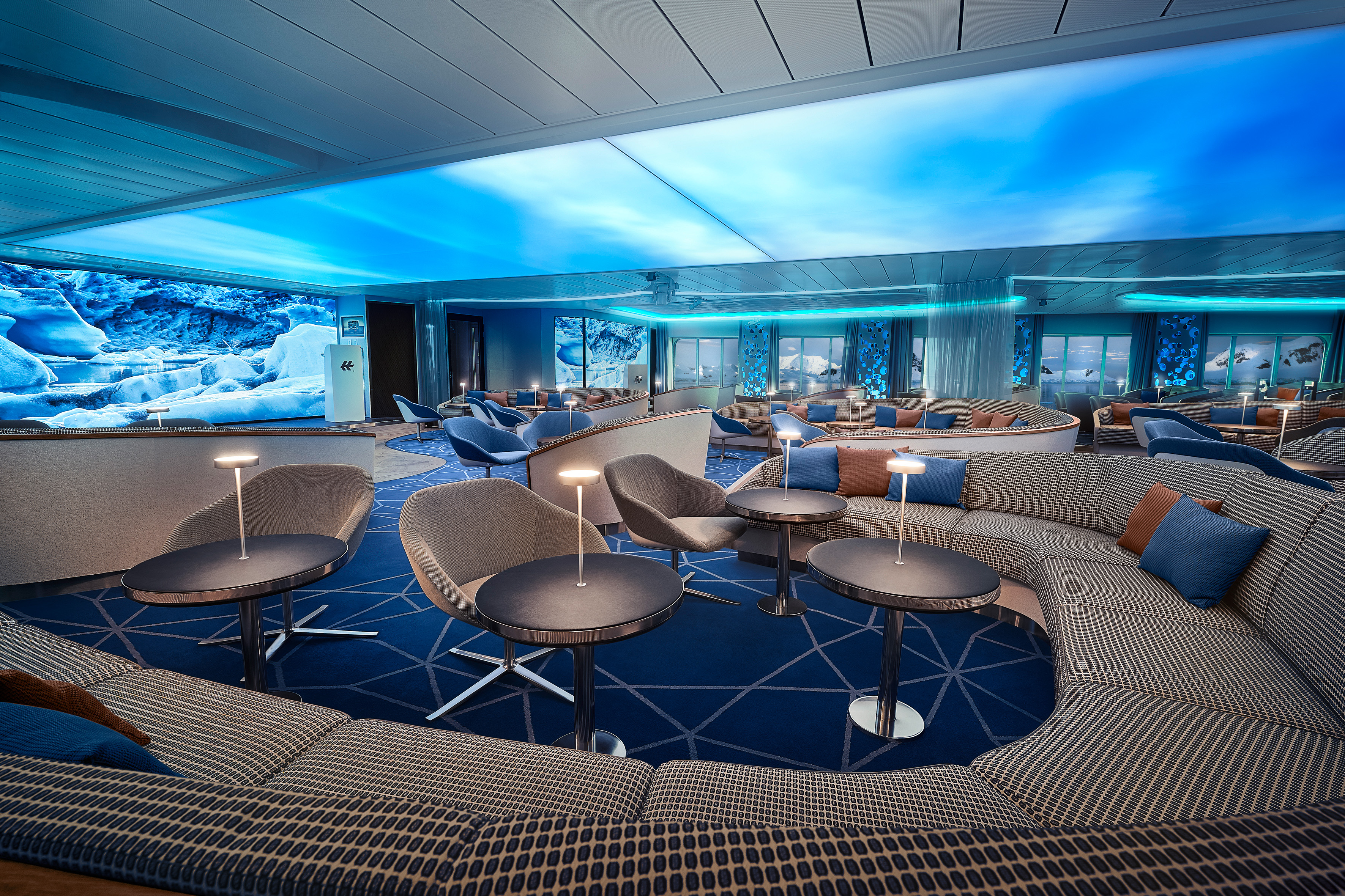 Im HanseAtrium, dem geselligen Mittelpunkt des Schiffes, finden Vorträge, Einweisungen und weitere informative Aktivitäten an Bord statt.