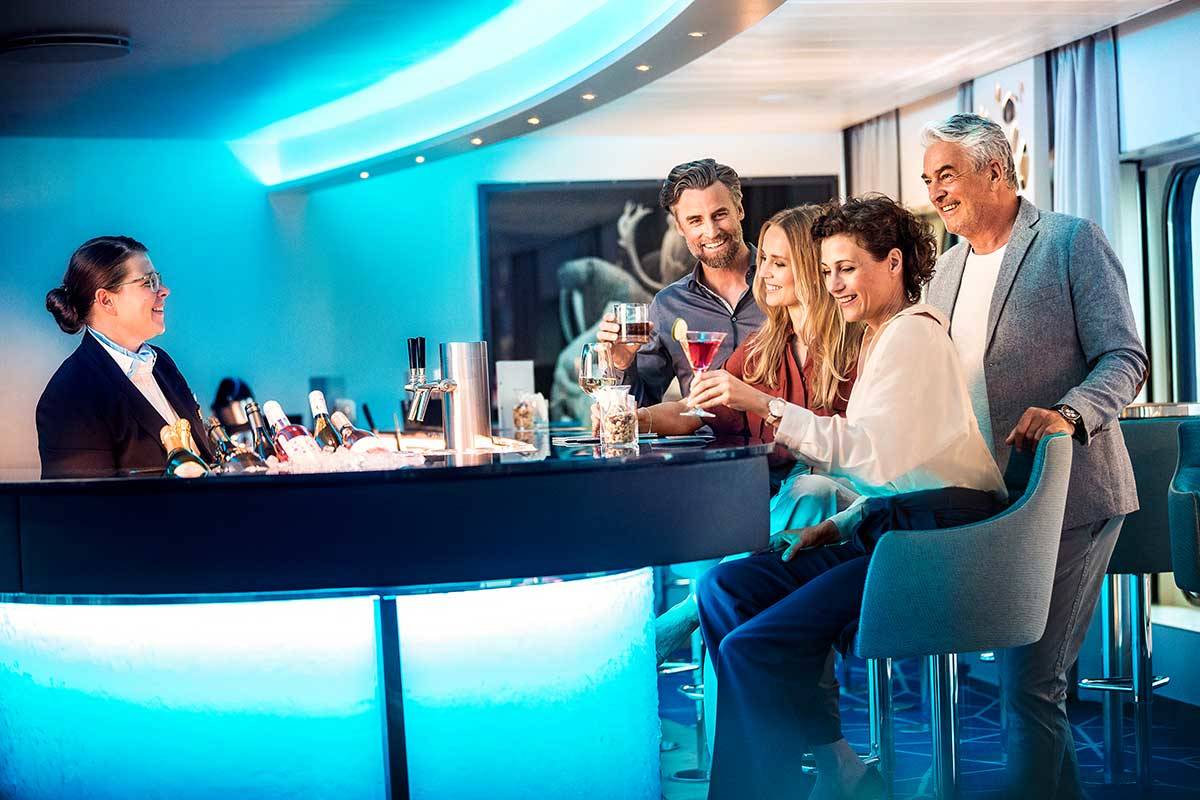 Am Abend verwandelt sich das HanseAtrium in eine stimmungsvolle Bar, in der Sie den Tag ausklingen lassen und Ihre Erlebnisse Revue passieren lassen können.
