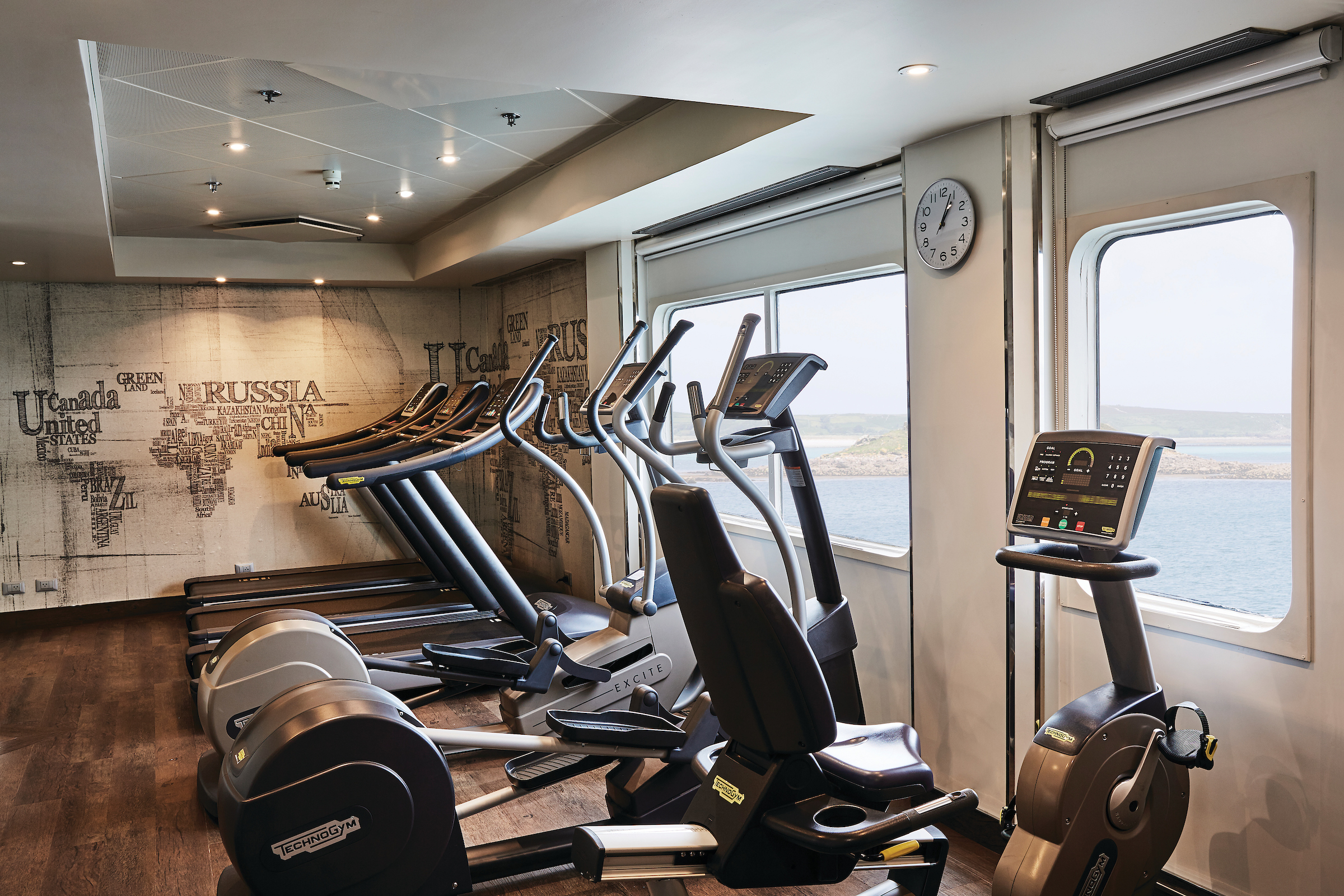 Trainieren Sie im Fitnessstudio mit Meerblick