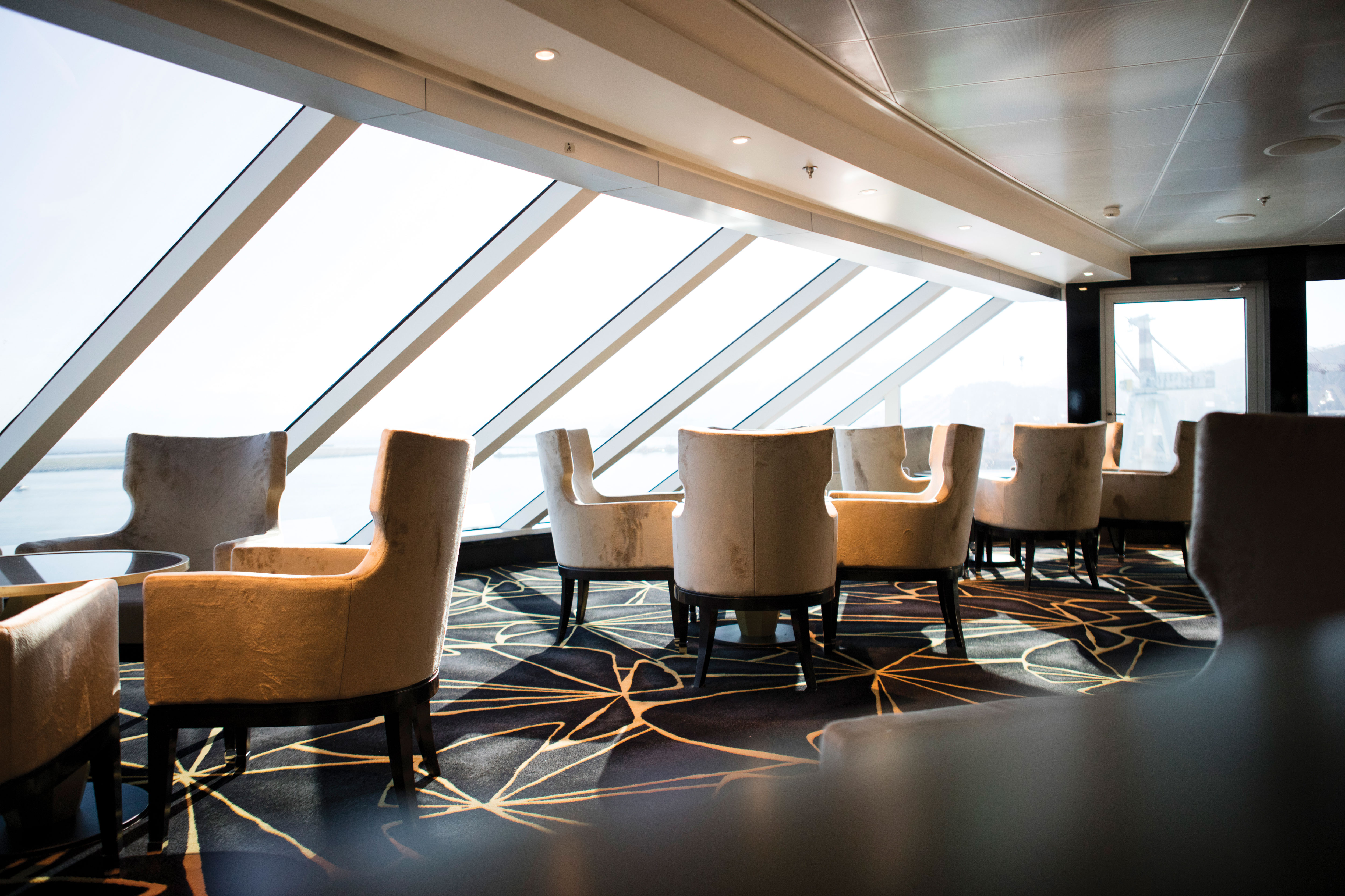 Genießen Sie den Panoramablick und die Livemusik in der Observation Lounge