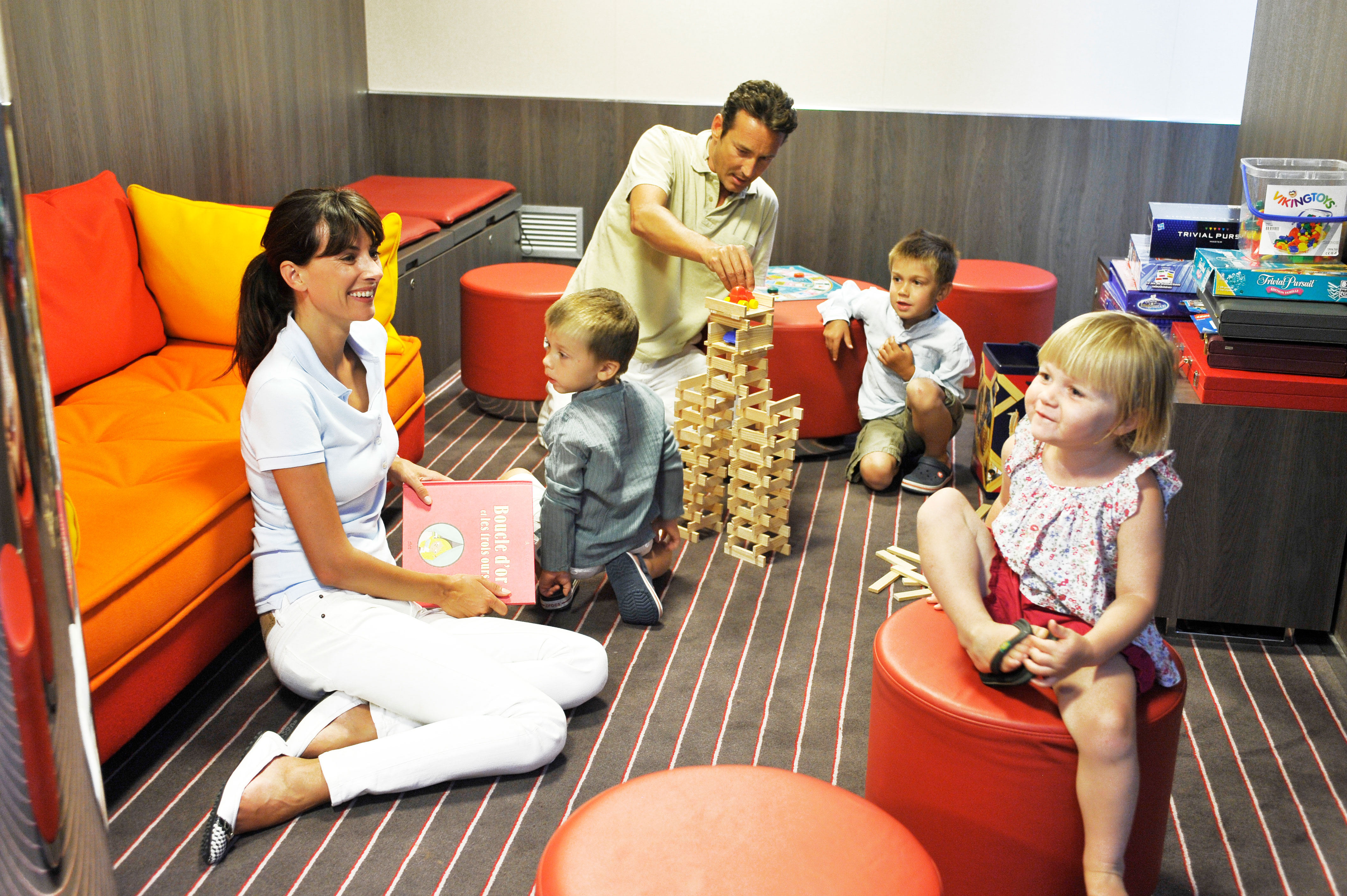 Familien sind herzlich willkommen, und für Kinder gibt es einen eigenen Raum voller Aktivitäten.