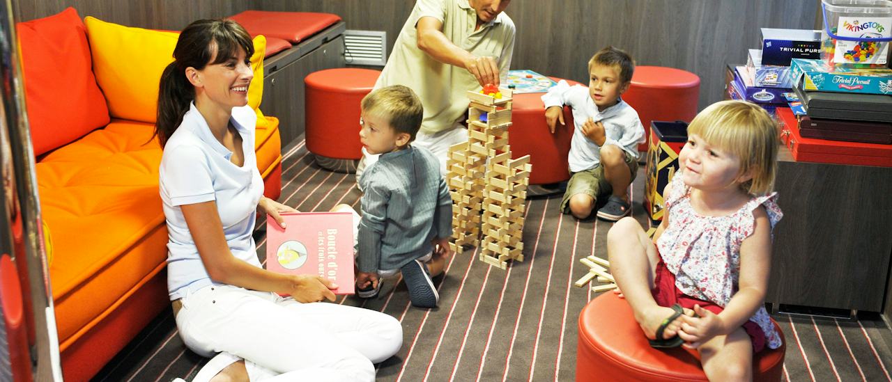 Familien sind herzlich willkommen, und für Kinder gibt es einen eigenen Raum voller Aktivitäten.