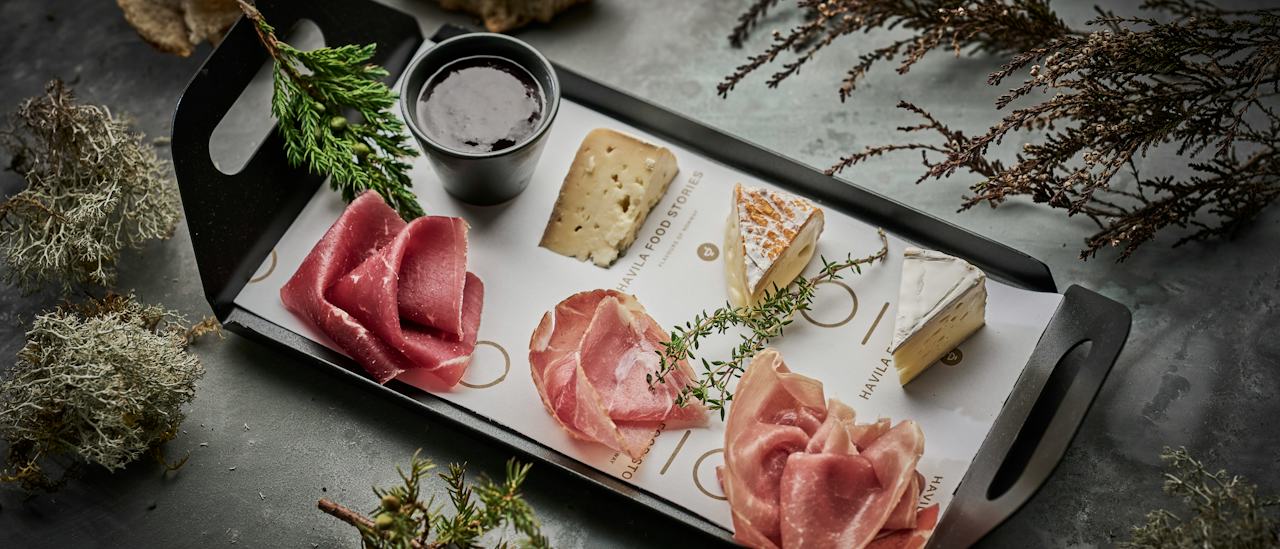 Das Café serviert kleine Snacks, Kaffee und Kuchen, Mittagessen oder ein einfaches Abendessen