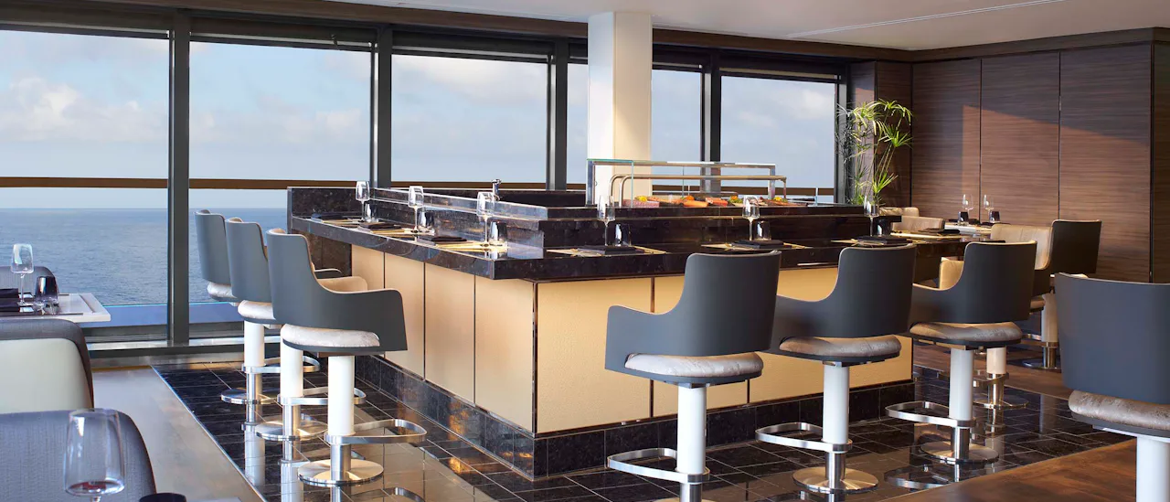Nehmen Sie an der Sushibar Platz oder genießen Sie gemeinsam eine Mahlzeit an einem Tisch im Talaat Nam