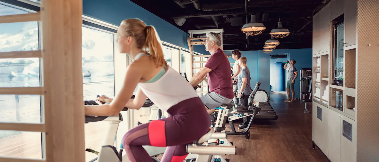 Der Fitnessraum und der separate Kursraum – beide mit Meerblick – stehen Ihnen von morgens bis abends zur Verfügung.