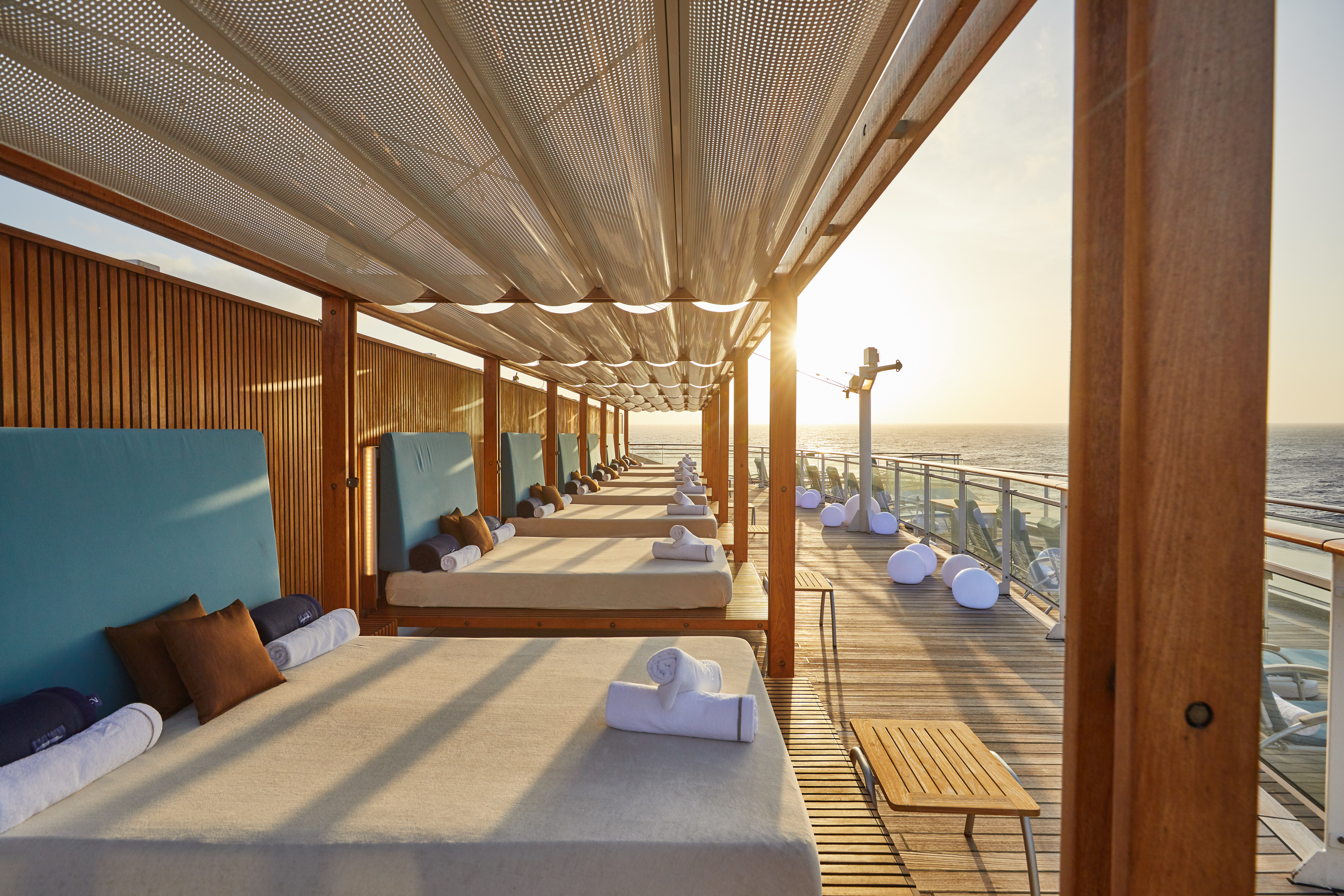 Auf Deck 10 befinden sich mehrere Daybeds mit Blick auf den Ozean