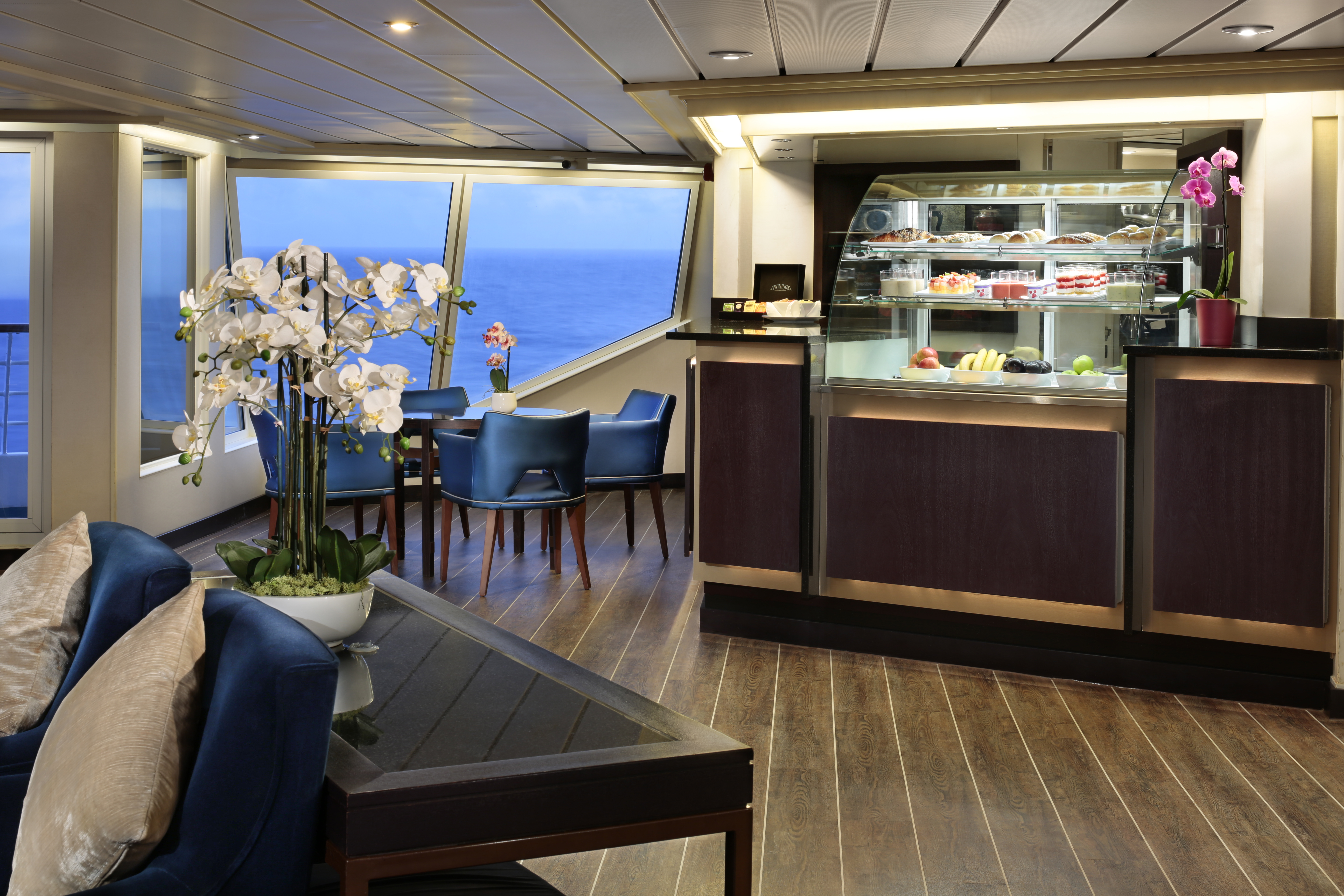 Auf dem Oberdeck, Deck 8, befinden sich ein Yachtclub, eine Starbar und eine Lounge.