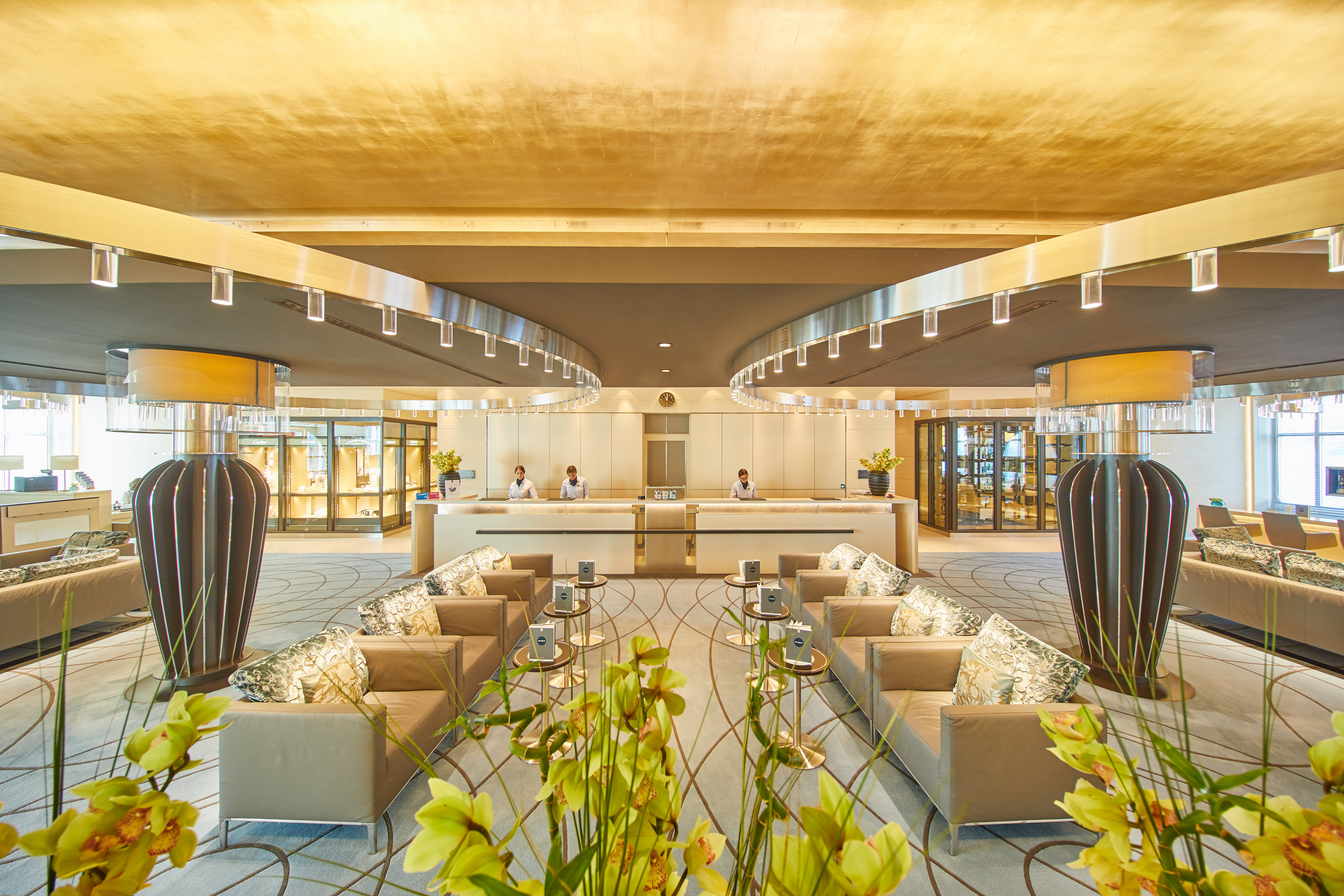 Die Rezeption ist Teil des Atriums