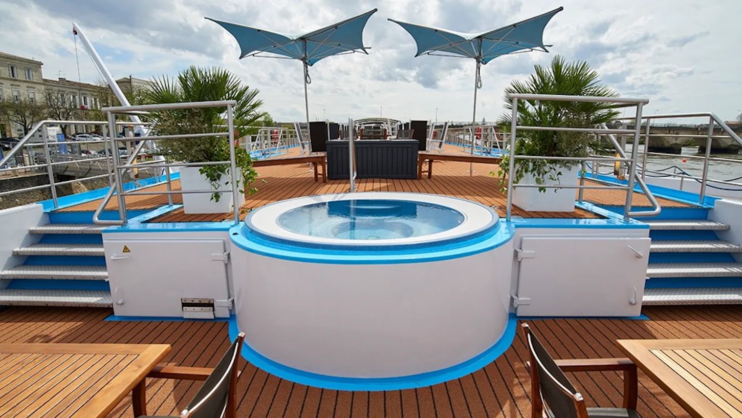 Pooldeck des Kreuzfahrtschiffes AmaDante