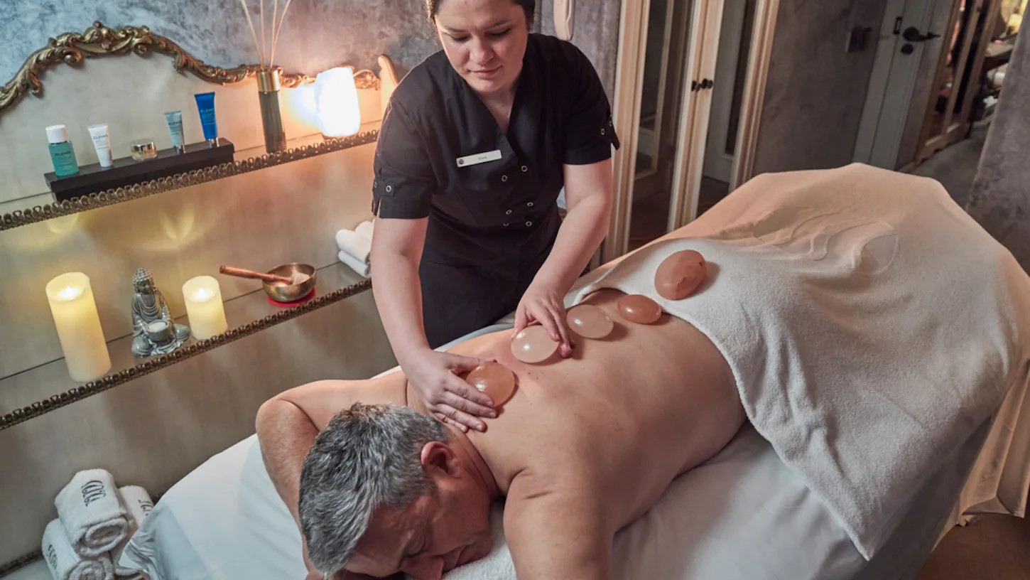 Gast des Flusskreuzfahrtschiffes Aria Amazon während der Massage