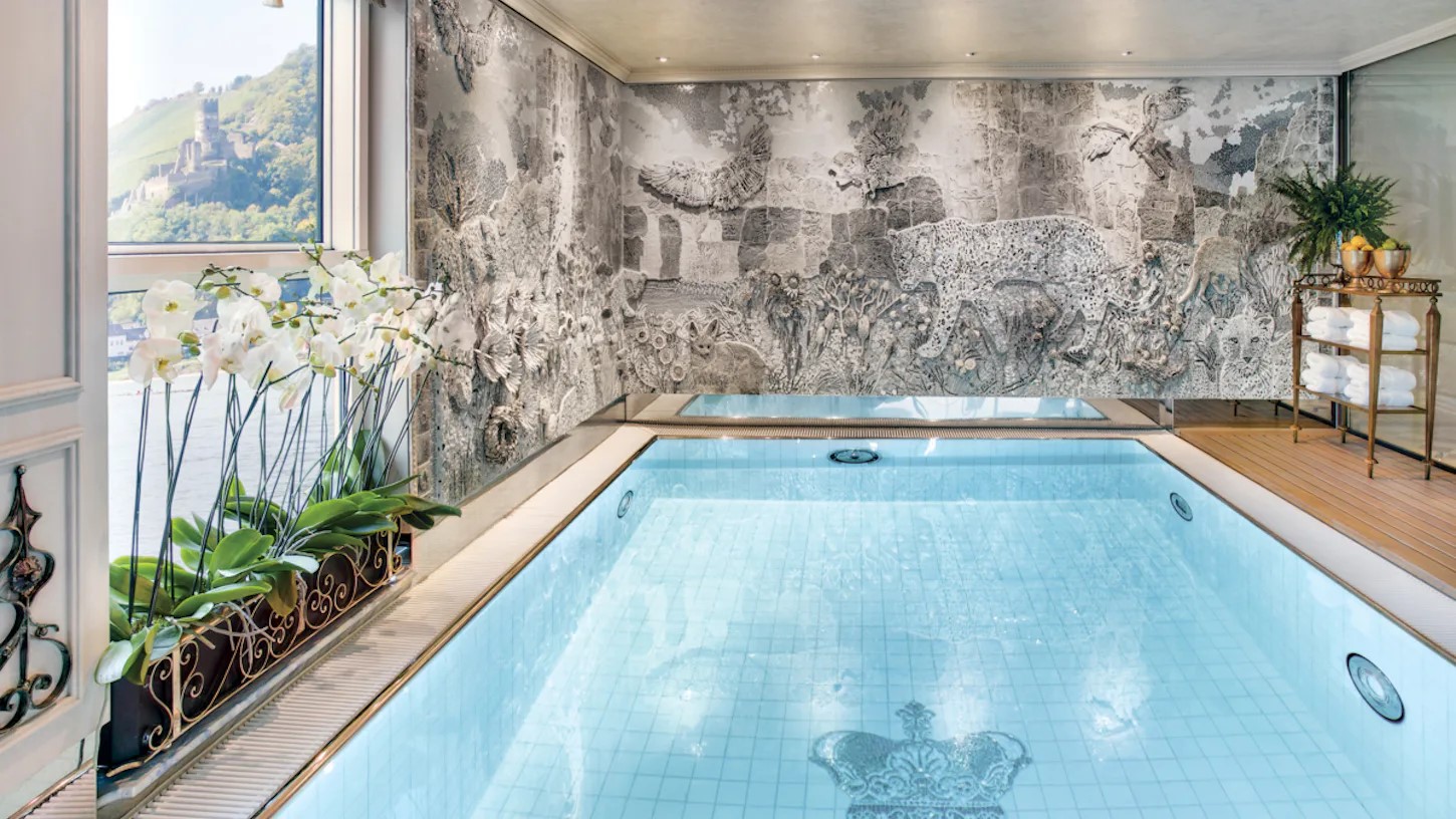 Swimming Pool im Bar du Leopard lifestyle des Kreuzfahrtschiffes S.S. Maria Theresia