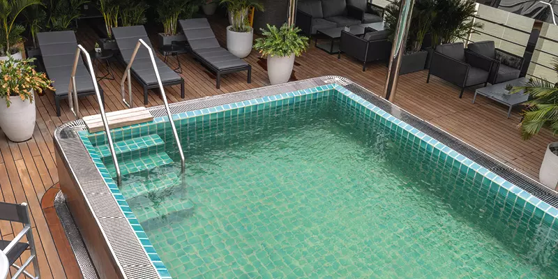 Pooldeck des Kreuzfahrtschiffes Emerald Harmony