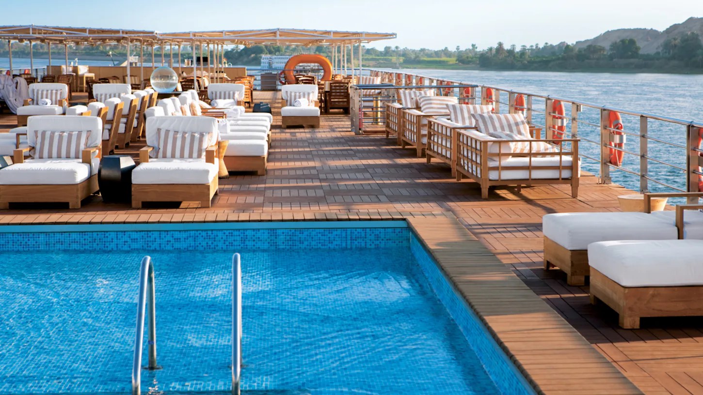 Pooldeck des KreuzfahrtschiffesRiver Tosca