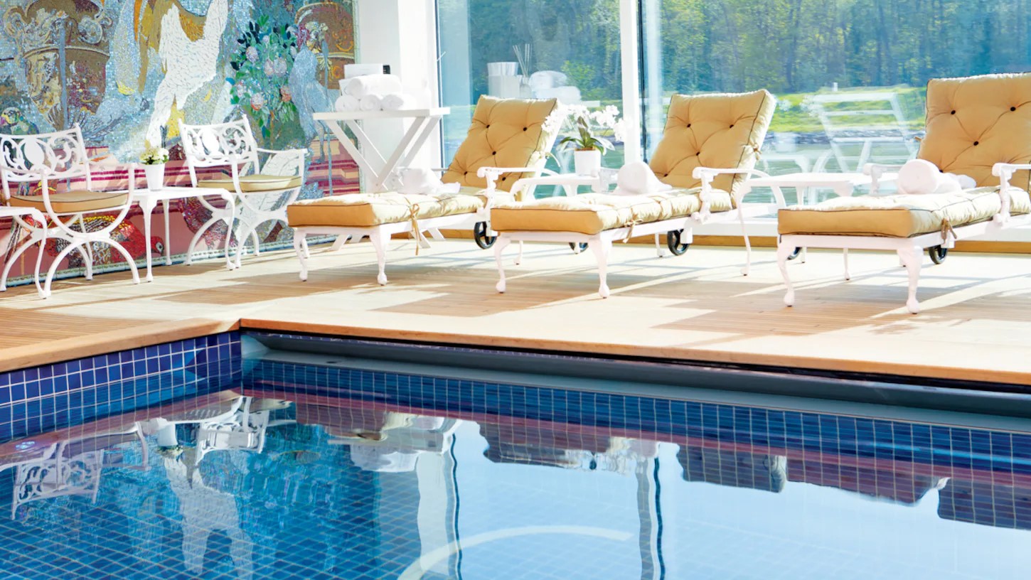 Swimming Pool mit Sonnenliegen des Kreuzfahrtschiffes S.S. Antoinette Pool