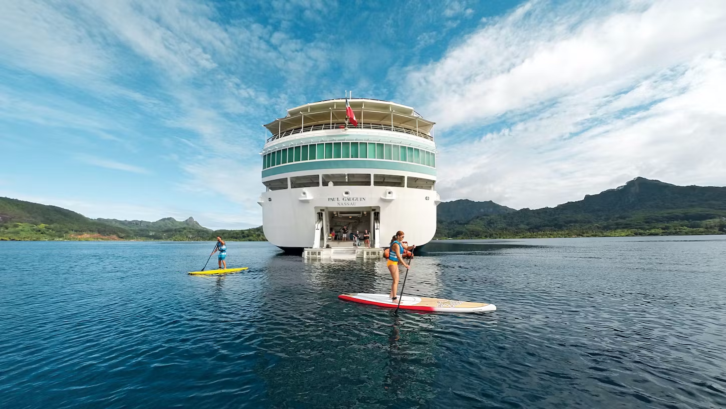 Gäste des Kreuzfahrtschiffes Le Paul Gauguin beim Stand-up-Paddling