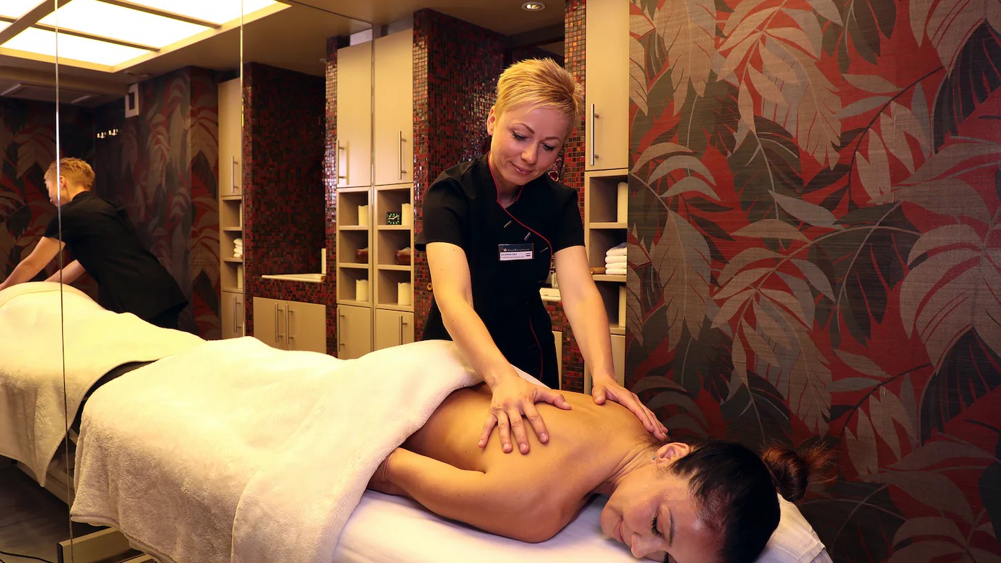 Frau bei einer Massage auf dem Kreuzfahrtschiff AmaDolce