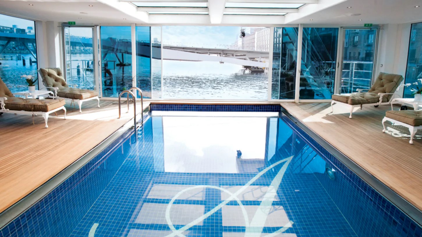 Swimming Pool des Kreuzfahrtschiffes S.S. Antoinette Pool