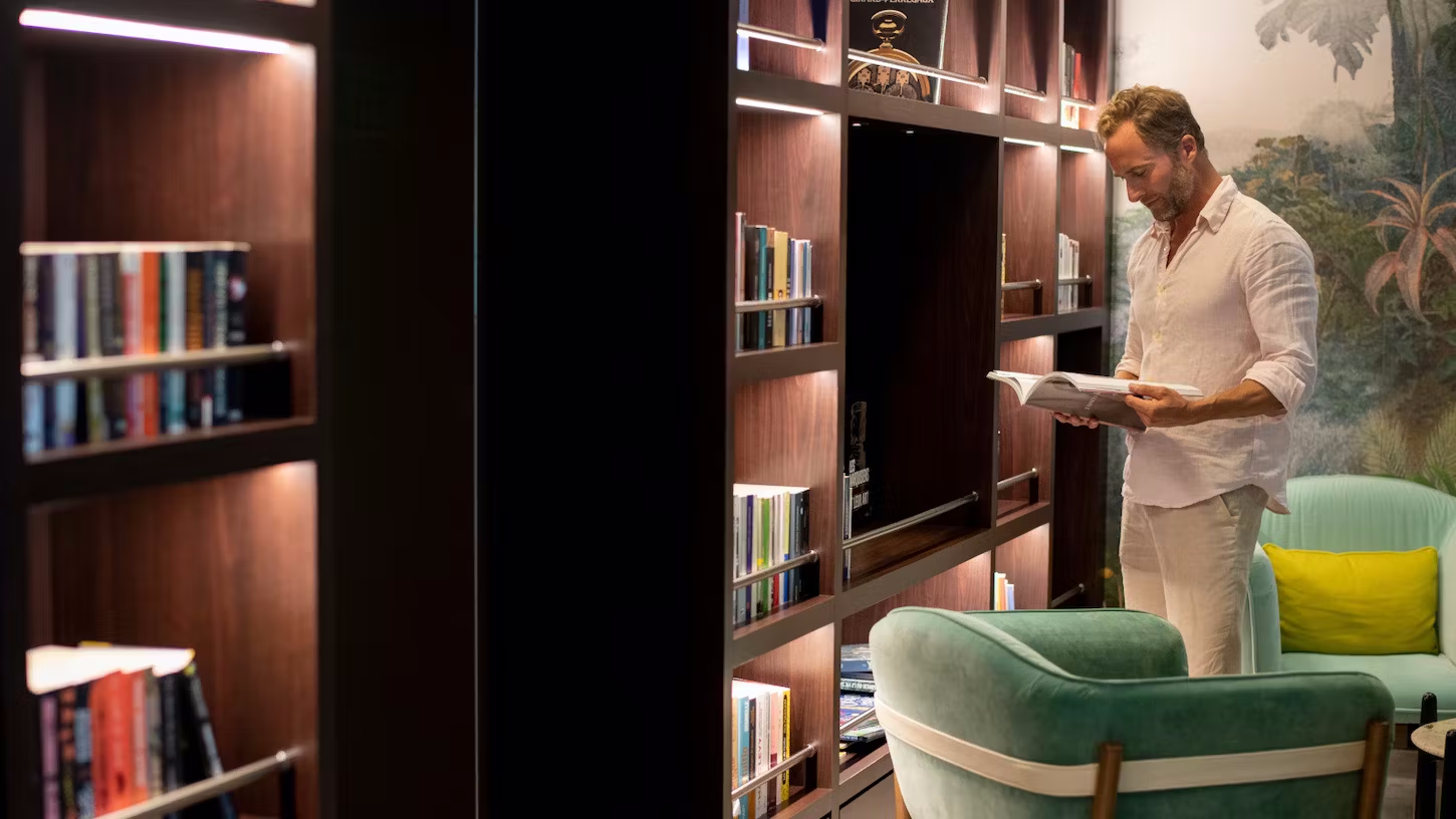 Bibliothek des Kreuzfahrtschiffes Le Dumont-d´Urville