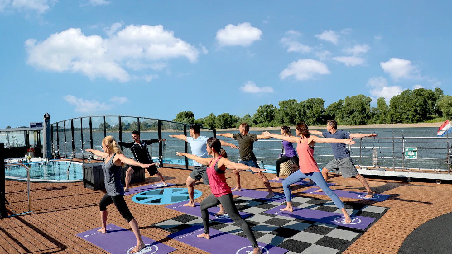 Gäste beim Yoga auf dem Kreuzfahrtschiff AmaBella