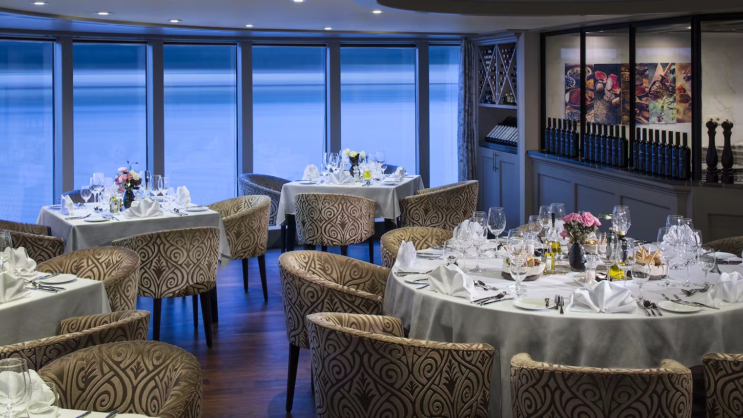 Restaurant mit Meerblick des Kreuzfahrtschiffes AmaPrima