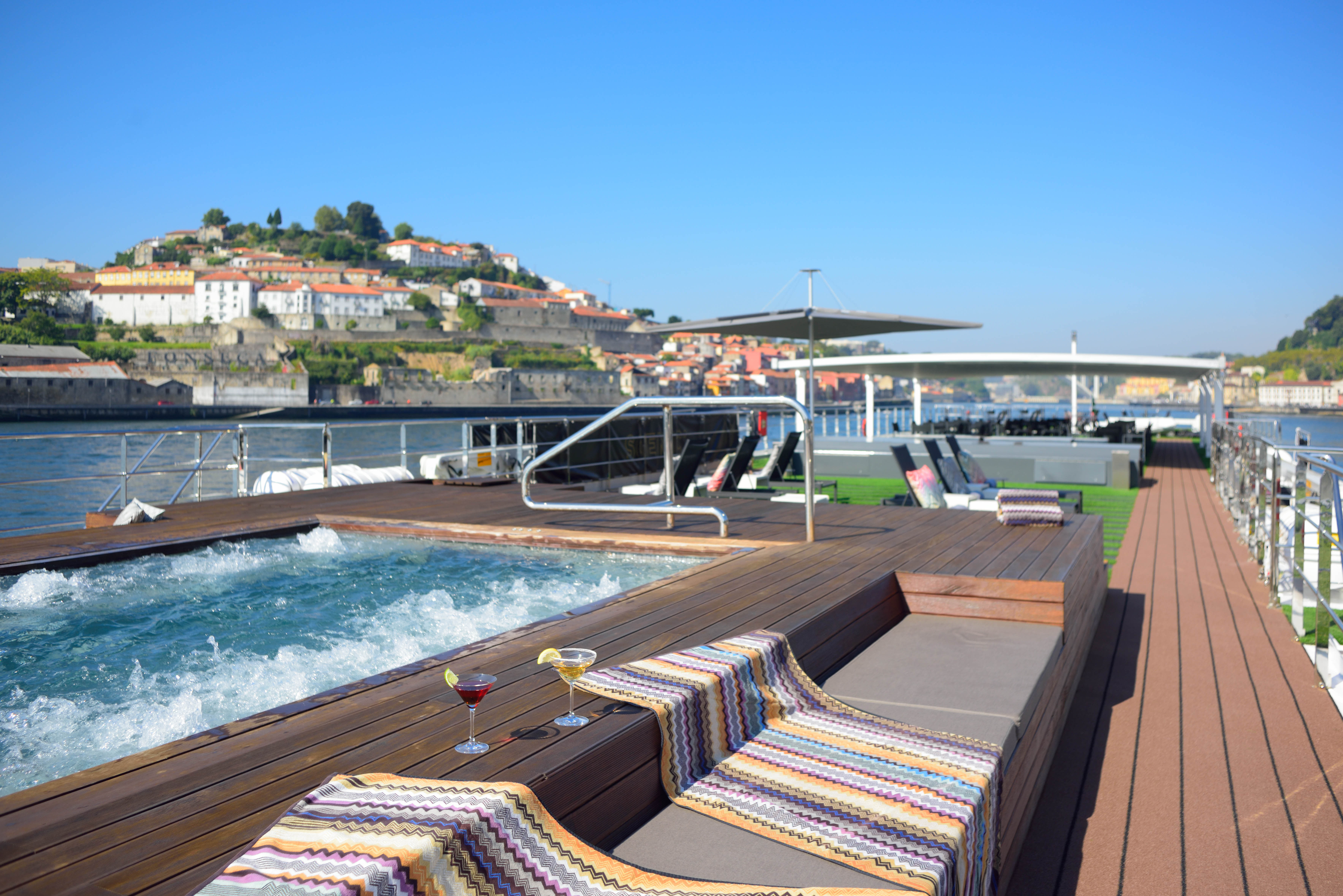Pooldeck des Kreuzfahrtschiffes Scenic Opal