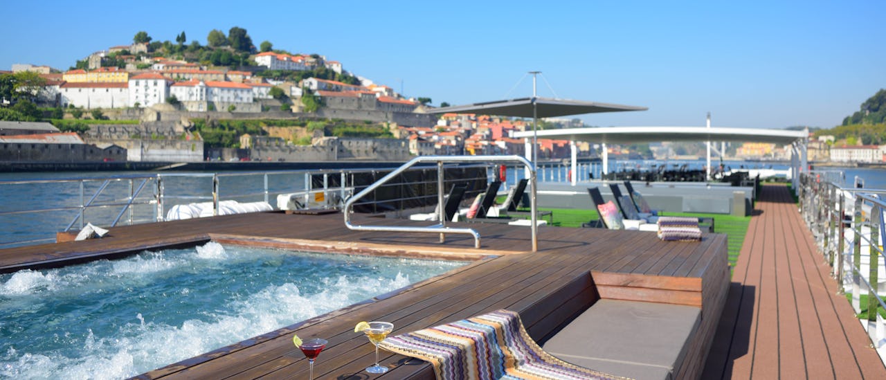 Pooldeck des Kreuzfahrtschiffes Scenic Opal