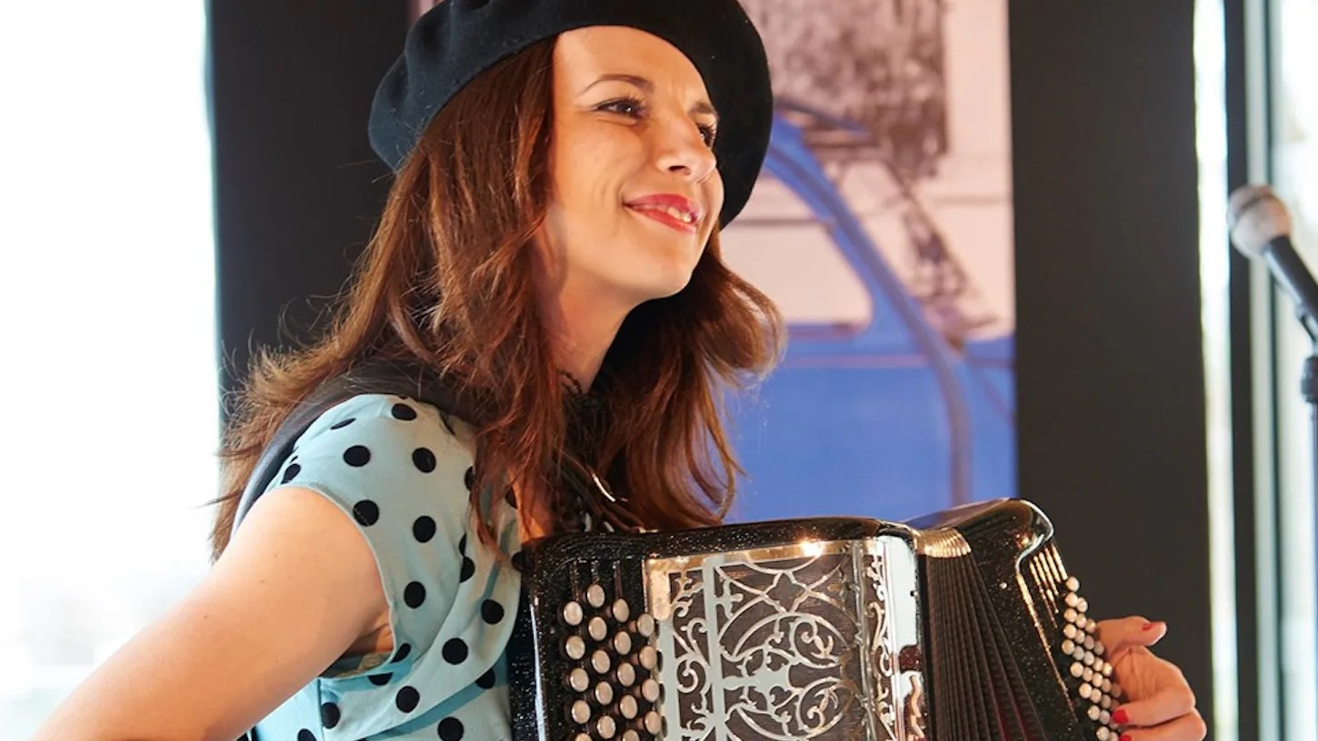 Musikerin beim Unterhaltungsprogramm auf dem Kreuzfahrtschiff AmaDante