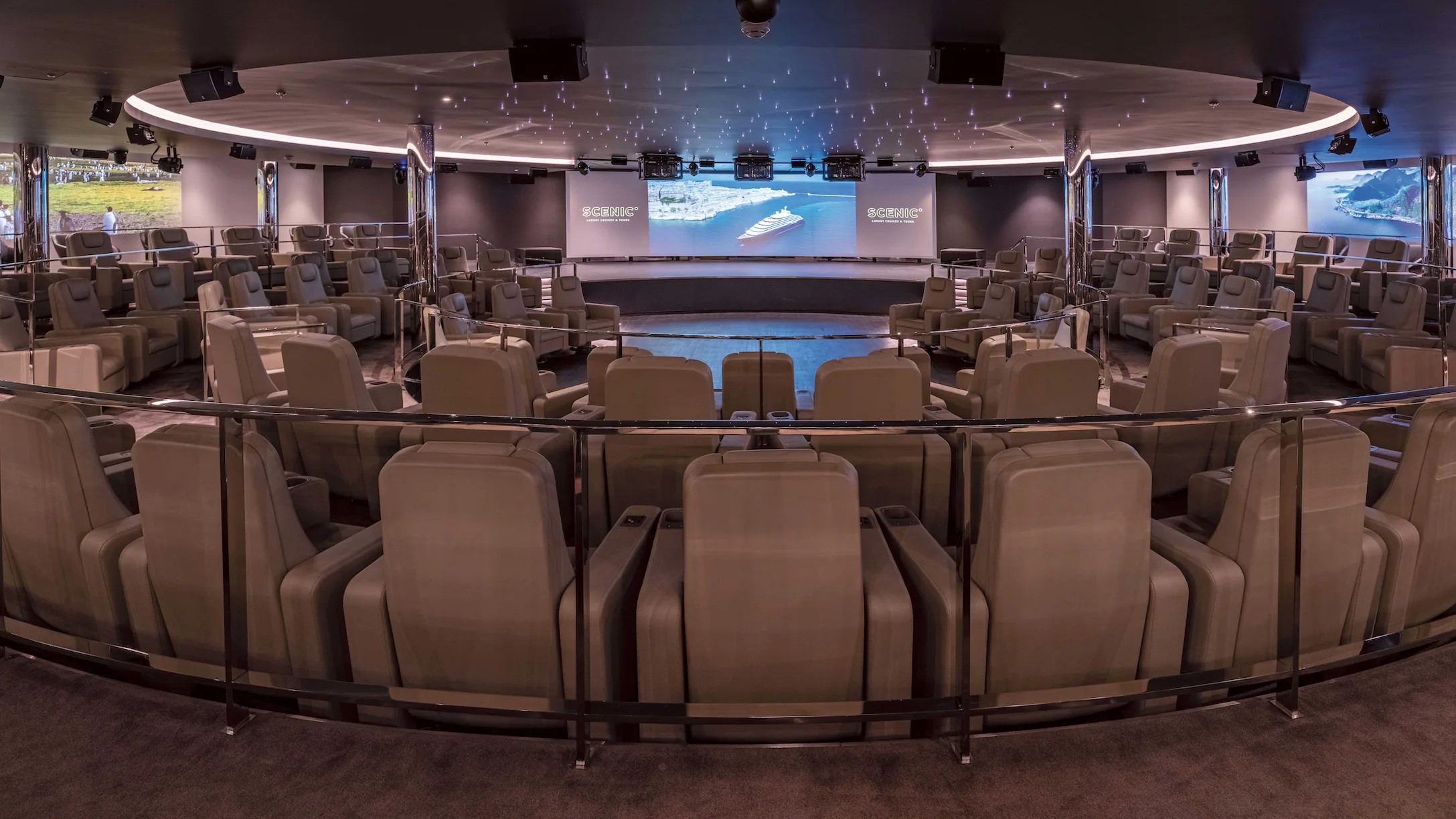 Theatersaal des Kreuzfahrtschiffes Scenic Eclipse