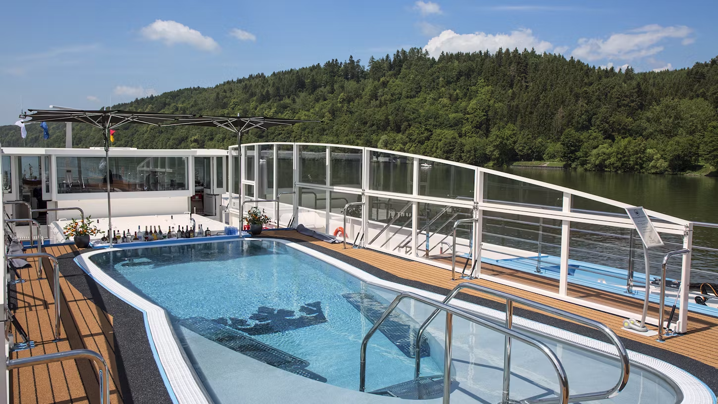 Pooldeck des Kreuzfahrtschiffes AmaKristina