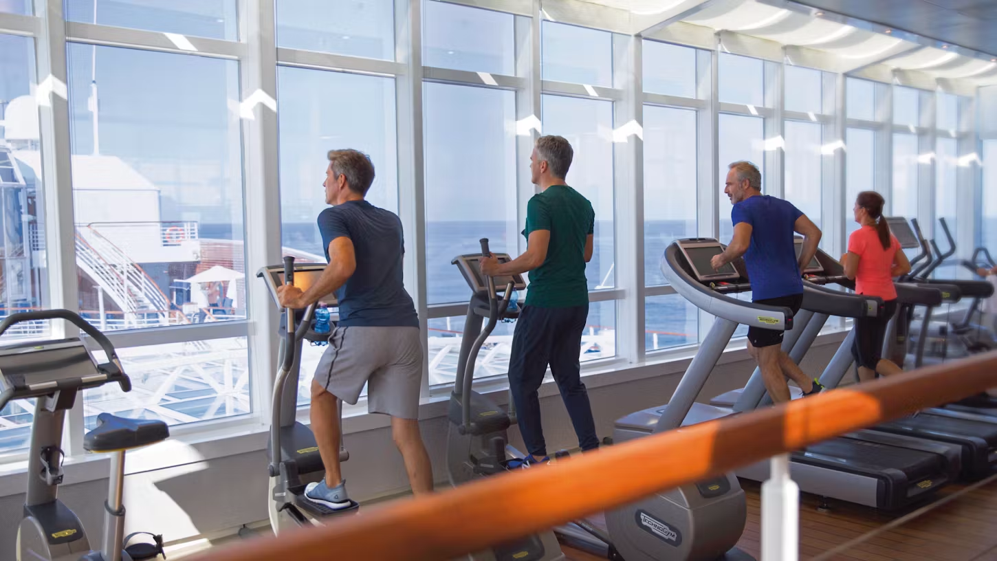 Fitnessstudio mit Meerblick des Kreuzfahrtschiffes MS Europa