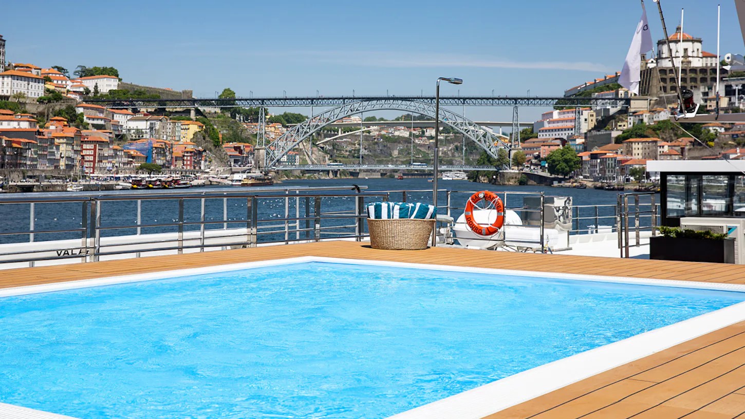 Sun Deck mit Pool des Kreuzfahrtschiffes S.S. Sao Gabriel