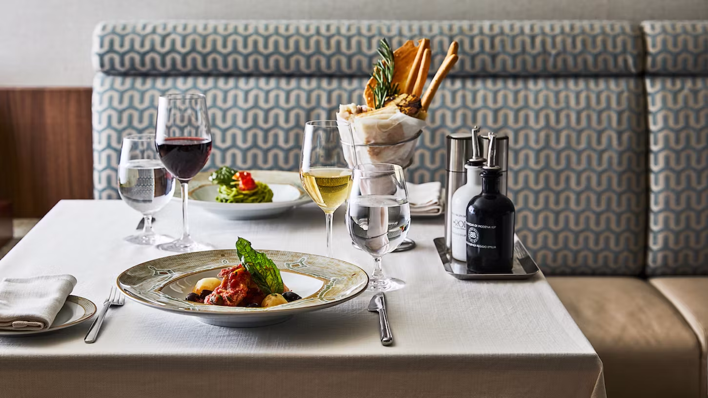 Gedeckter Tisch im Restaurant des Kreuzfahrtschiffes Silver Spirit
