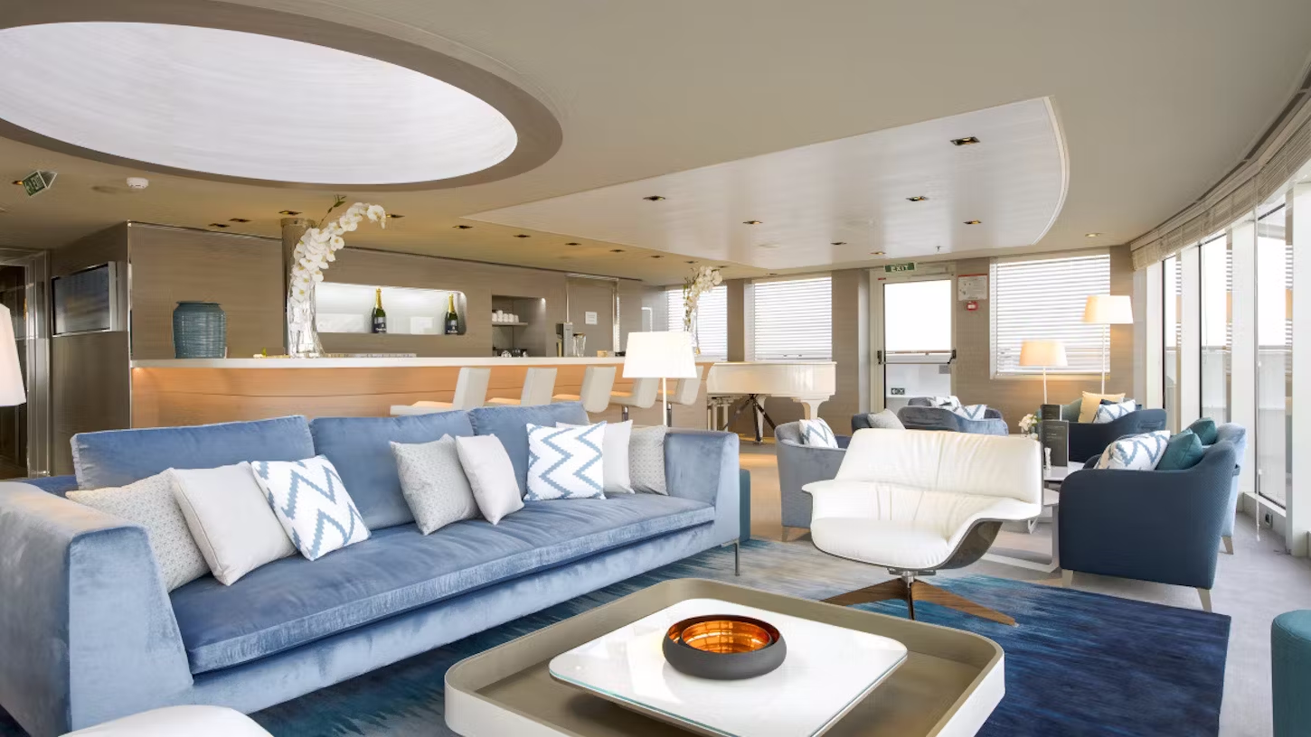 Panoramalounge des Kreuzfahrtschiffes Le Lyrial