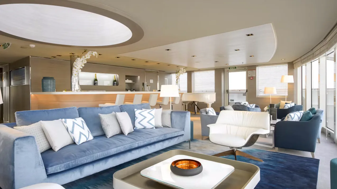 Panoramalounge des Kreuzfahrtschiffes Le Lyrial