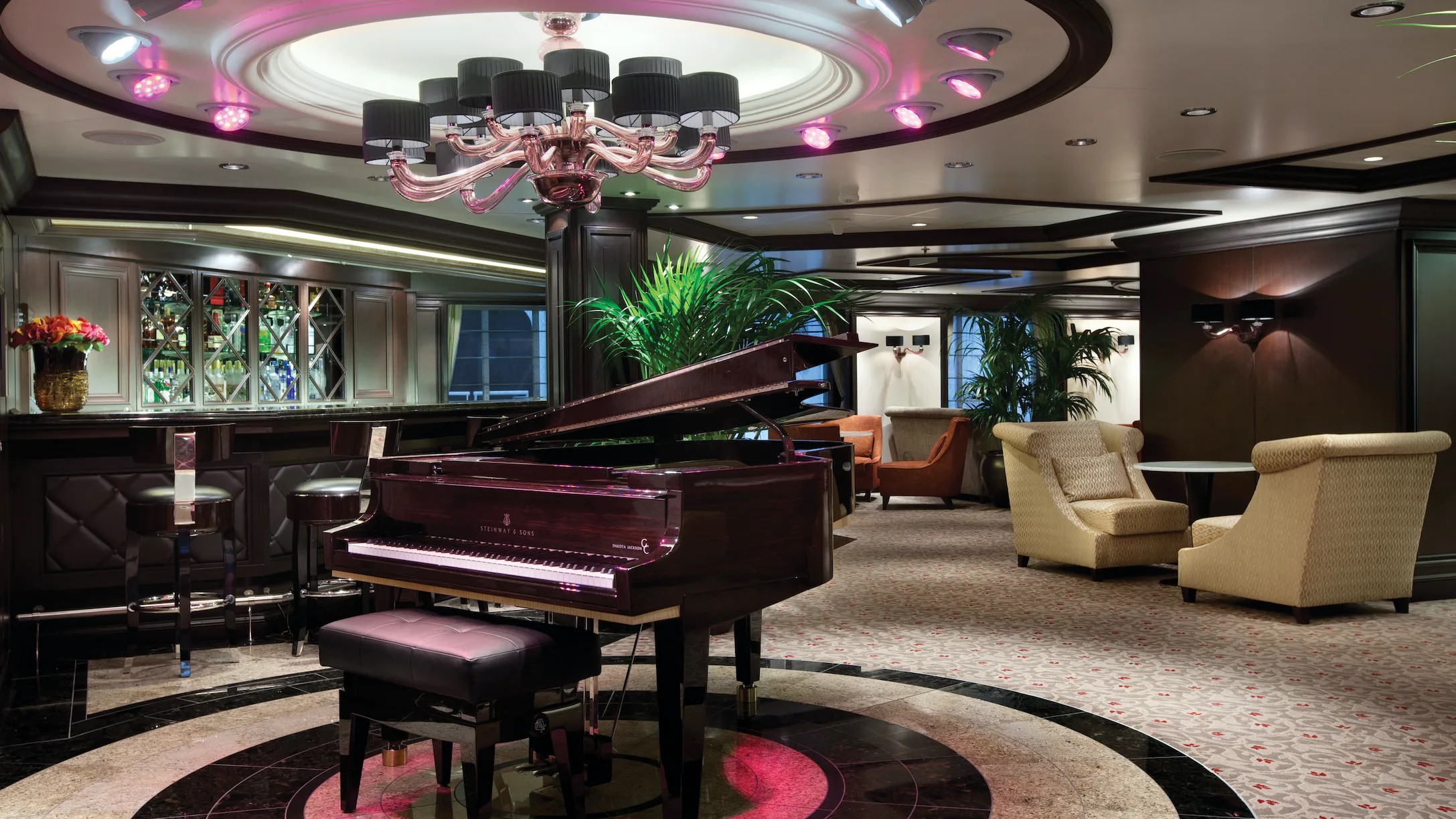 Lounge mit Klavier des Kreuzfahrtschiffes Regatta