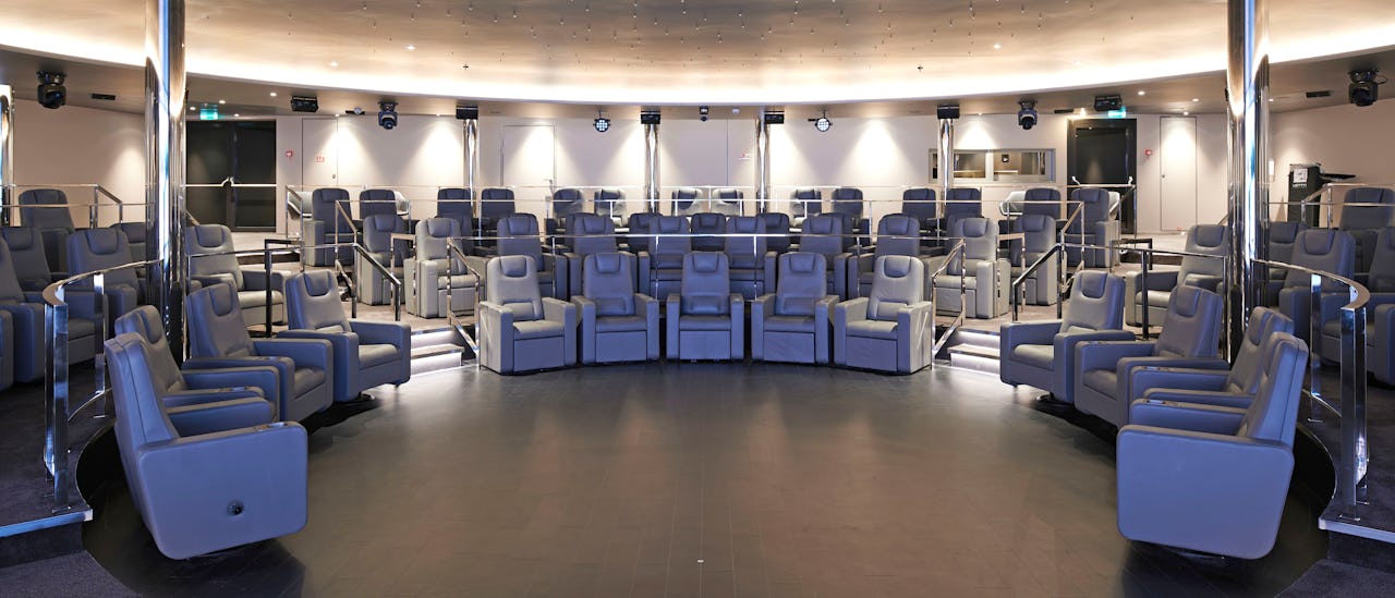 Theatersaal des Kreuzfahrtschiffes Scenic Eclipse 2