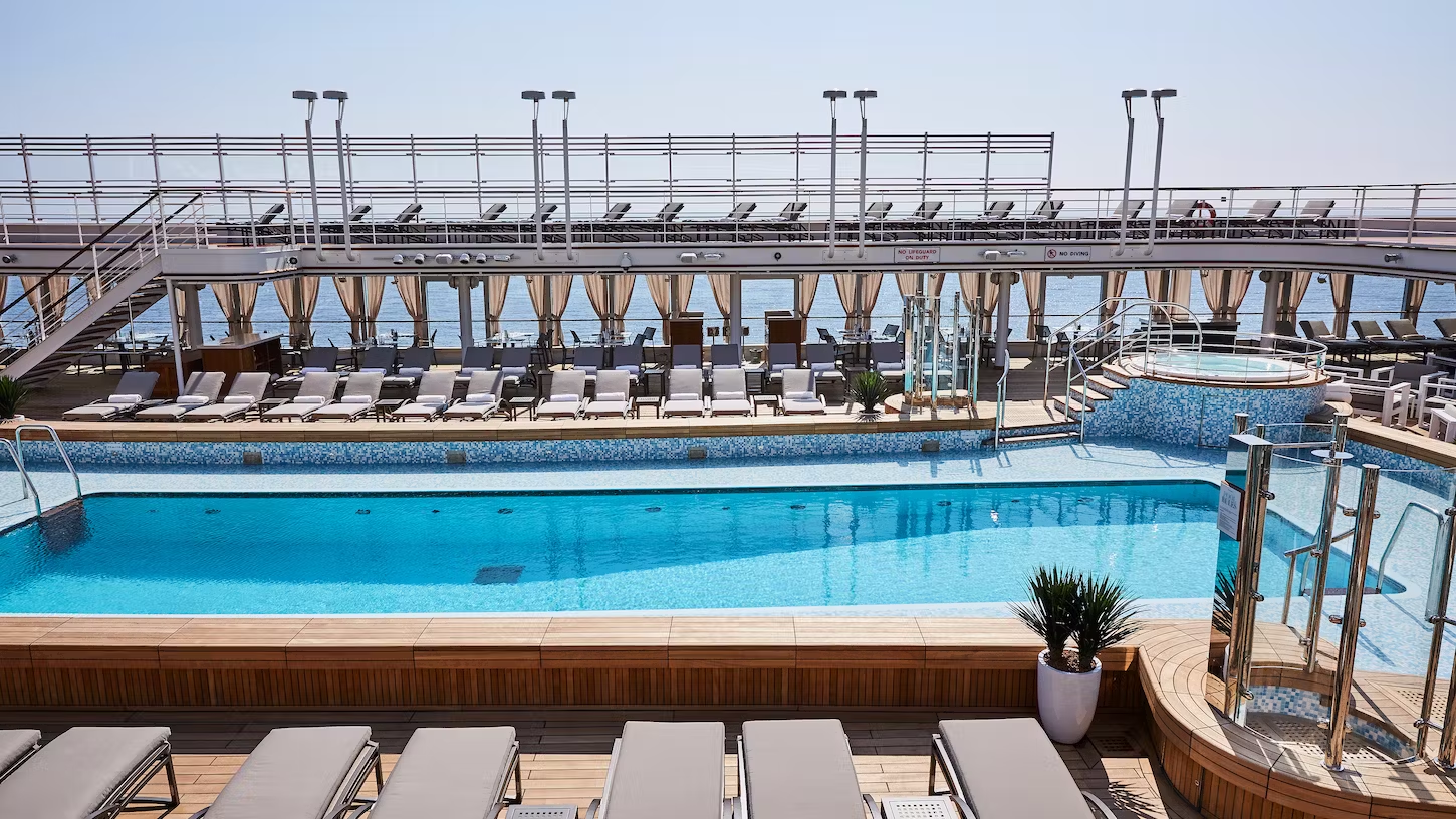 Pooldeck des Kreuzfahrtschiffes Silver Dawn