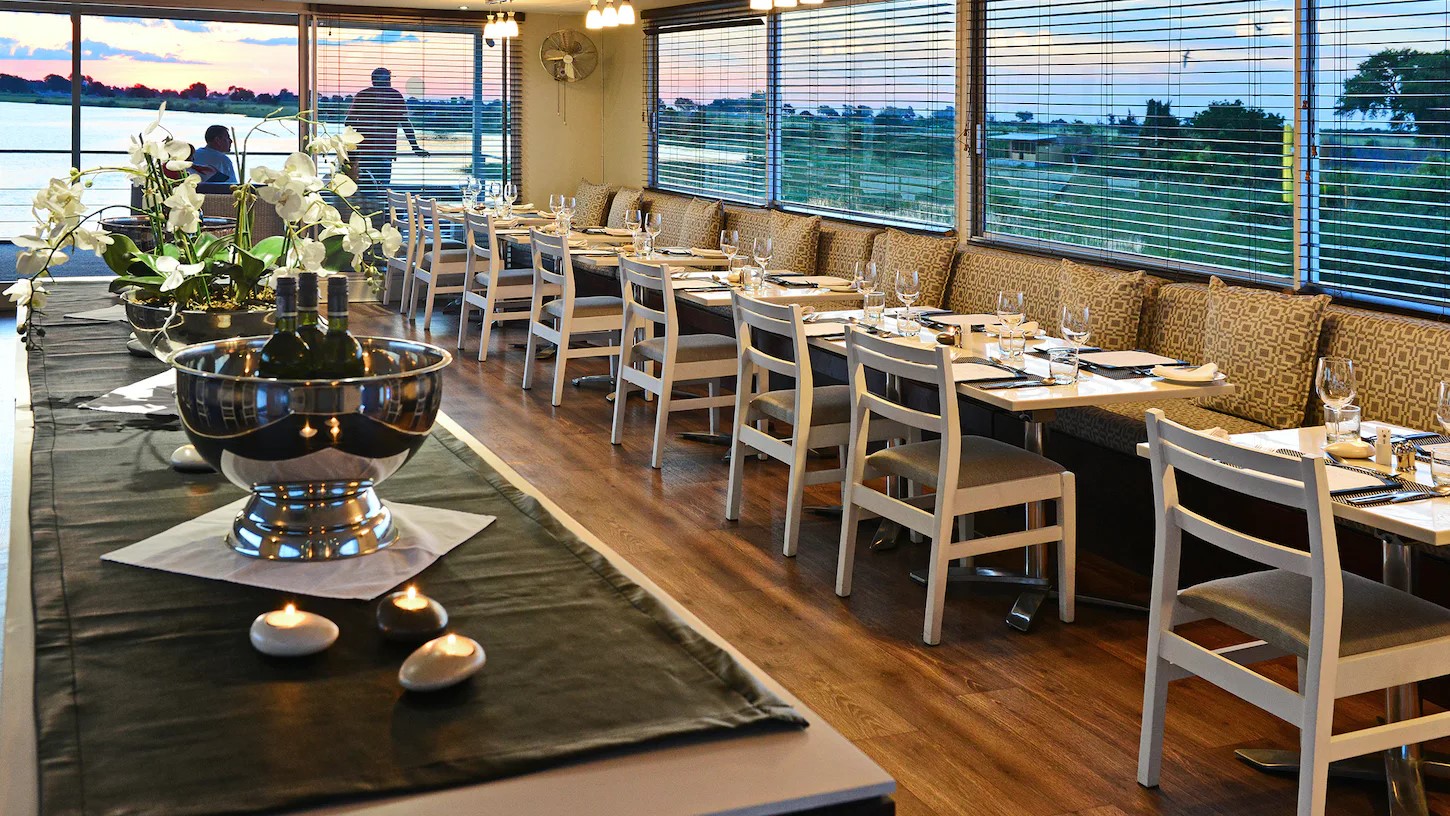 Restaurant mit Meerblick des Kreuzfahrtschiffes Zambezi Queen