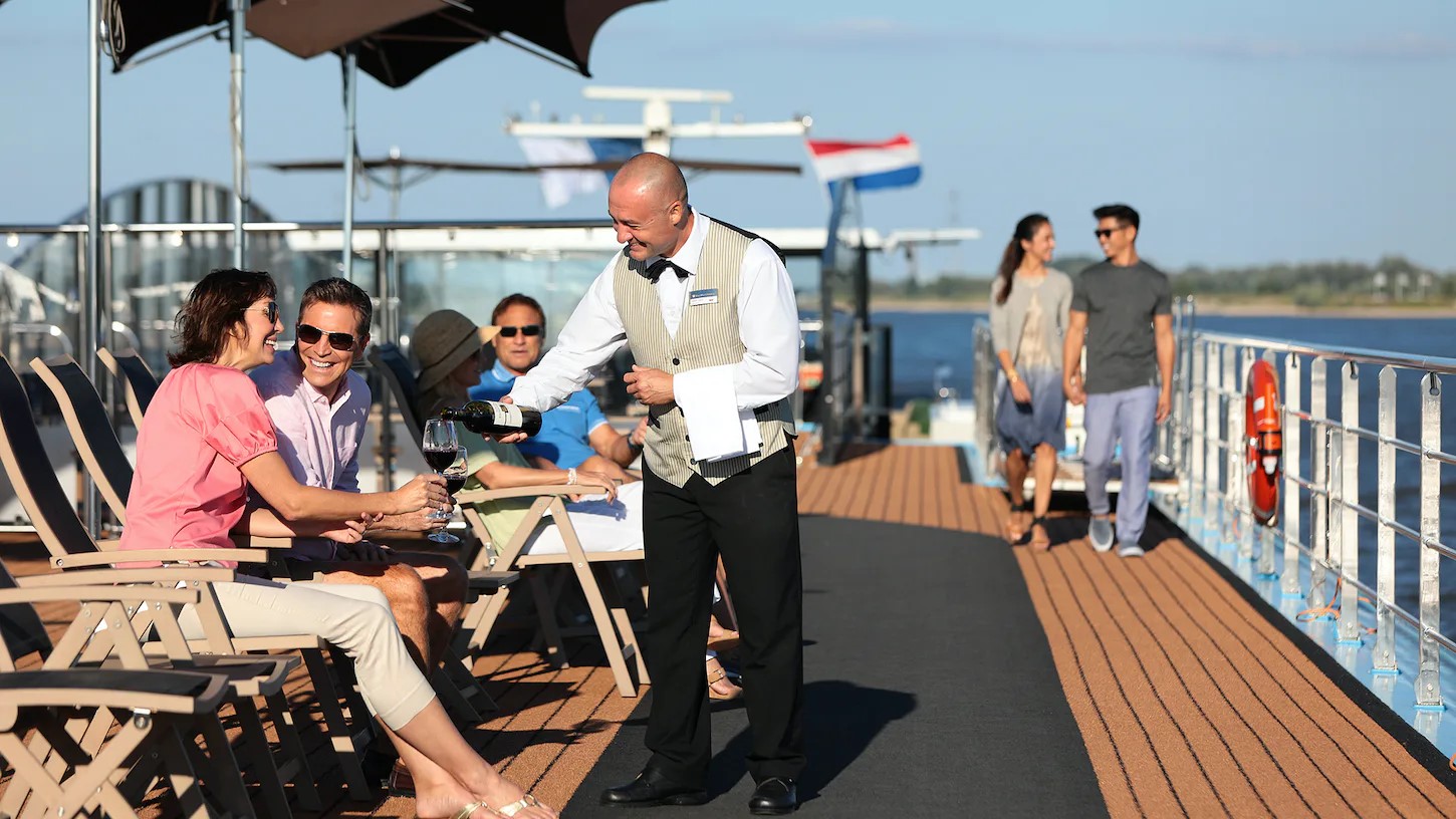 Gäste beim Entpsannen auf dem Pooldeck des Kreuzfahrtschiffes AmaCello