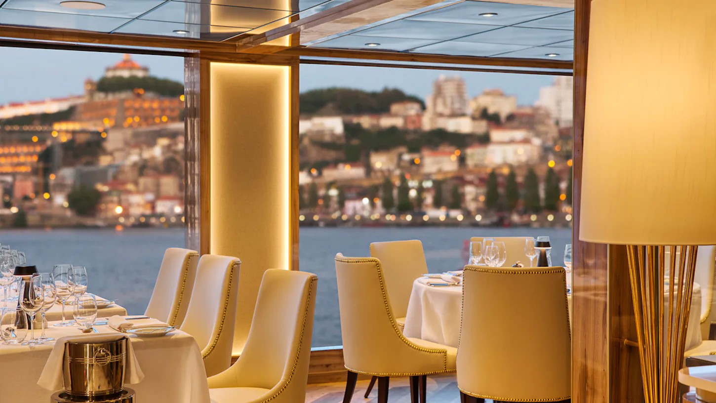 Restaurant mit Meerblick des Kreuzfahrtschiffes S.S. Sao Gabriel