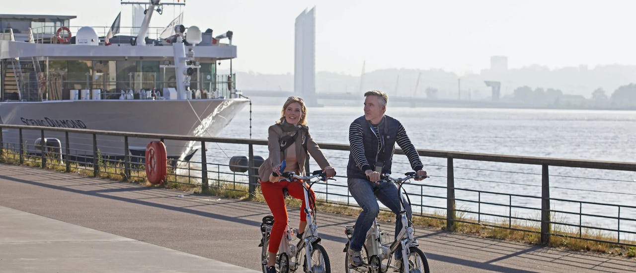 Gäste des Kreuzfahrtschiffes Scenic Jewel während eines Fahrradausfluges