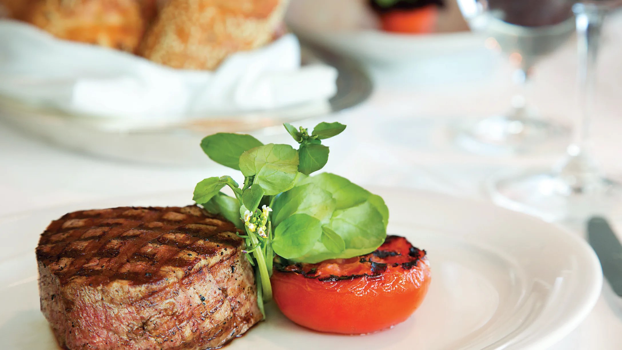 Steak mit Tomate serviert auf dem Kreuzfahrtschiff Insignia