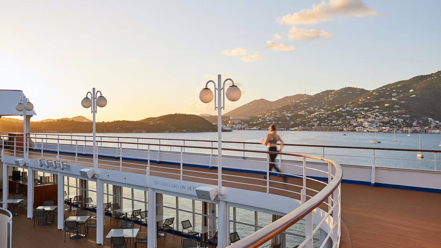 Deck mit Laufbahn des Kreuzfahrtschiffes Silver Nova