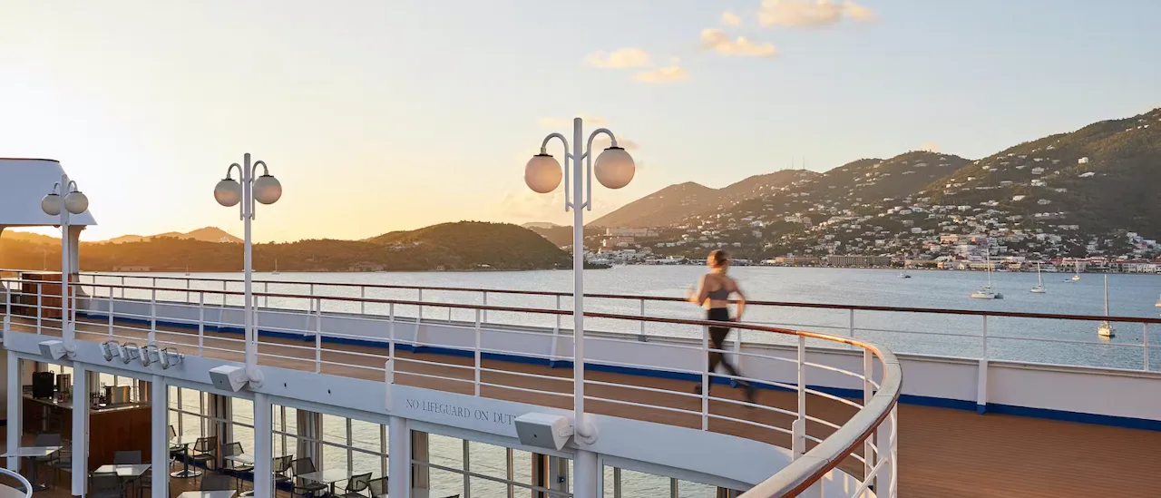Deck mit Laufbahn des Kreuzfahrtschiffes Silver Nova
