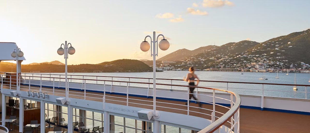 Deck mit Laufbahn des Kreuzfahrtschiffes Silver Ray
