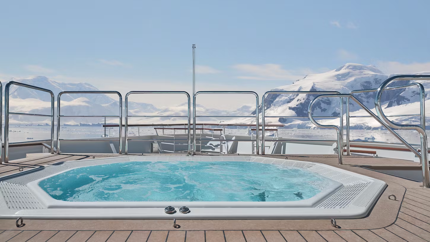 Außendeck mit Whirlpool auf dem Kreuzfahrtschiff Silver Endeavour