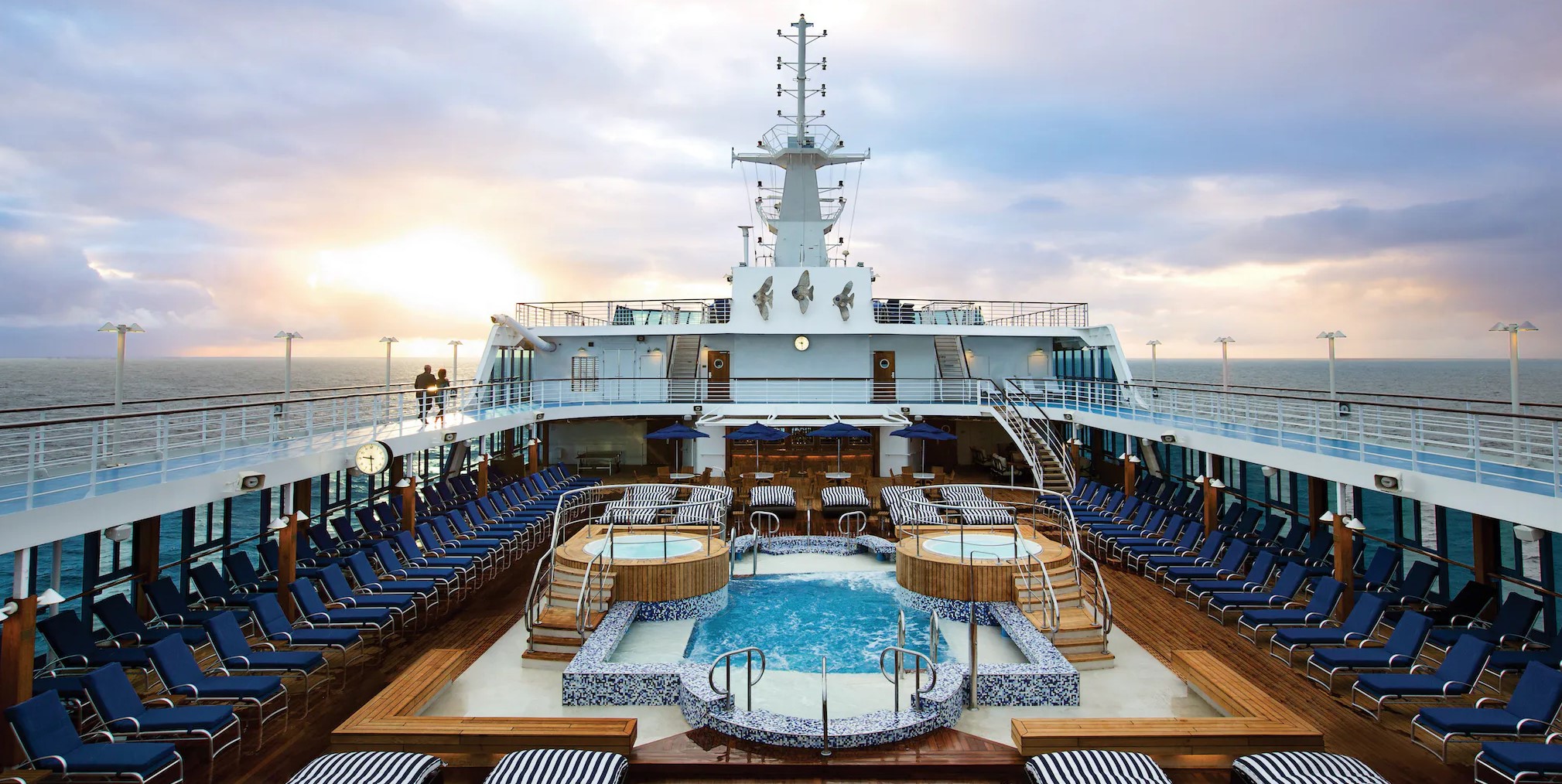 Pooldeck des Kreuzfahrtschiffes Sirena