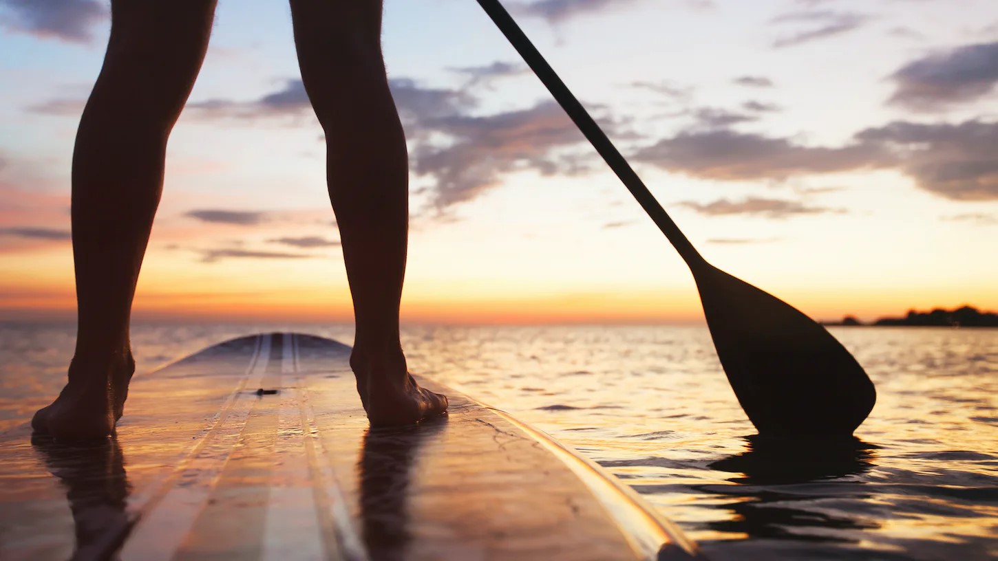 Gast des Kreuzfahrtschiffes Evrima beim Standup Paddling Ausflug