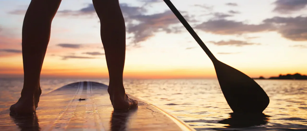 Gast des Kreuzfahrtschiffes Evrima beim Standup Paddling Ausflug