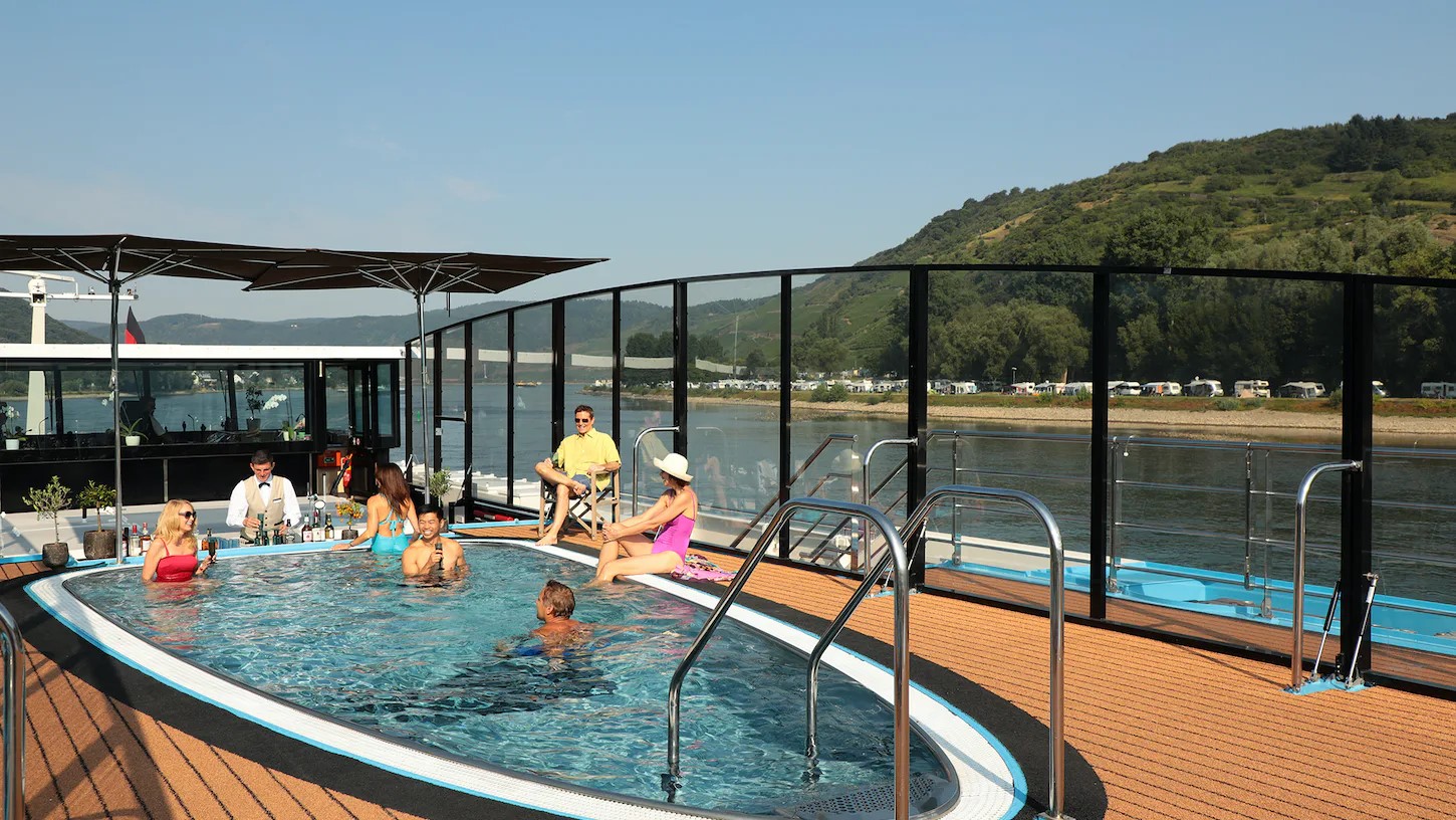 Pool mit Swim-up-Bar auf dem Pooldeck des Kreuzfahrtschiffes AmaViola